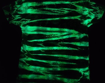 Glow in the dark tye dye tshirt large men's