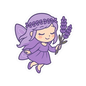 Op de afbeelding: Een cartoonsticker van een fee in paarse tinten. De fee heeft paars haar, een bloemenkrans en vleugels. Ze houdt een takje lavendel vast. De fee draagt een paarse jurk en schoenen. De achtergrond is wit.
