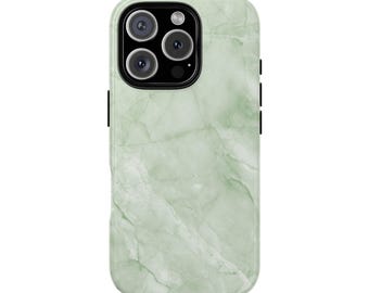 以下が含まれることがあります： 明るい緑色のマーブル模様の携帯電話ケース。ケースは角が丸い長方形で、カメラの切り抜きがあります。マーブル模様は、明るい緑色と濃い緑色のトーンを混ぜ合わせ、天然石のような外観を作り出しています。
