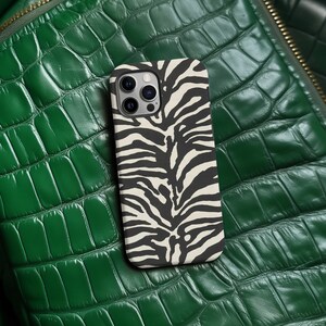 K&ouml;nnte beinhalten: Eine Handyh&uuml;lle mit Zebra-Muster in Schwarz und Wei&szlig; f&uuml;r ein iPhone.