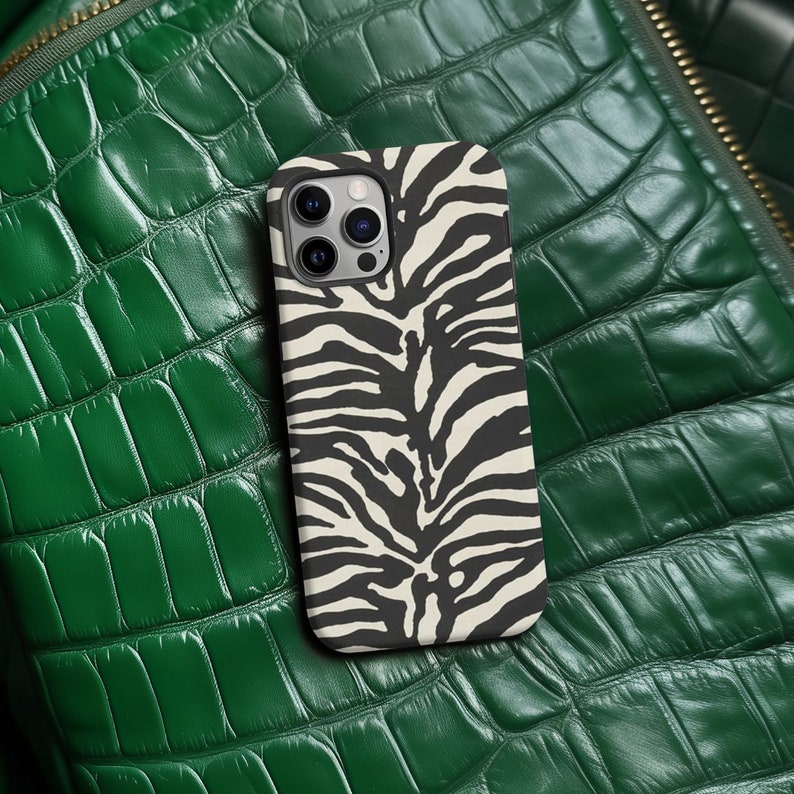 K&ouml;nnte beinhalten: Eine Handyh&uuml;lle mit Zebra-Muster in Schwarz und Wei&szlig; f&uuml;r ein iPhone.