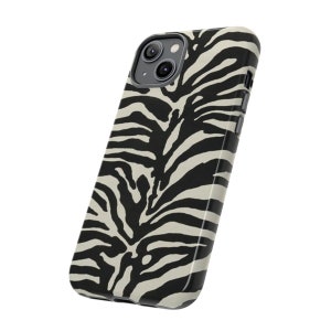 K&ouml;nnte beinhalten: Eine Handyh&uuml;lle mit Zebra-Muster in Schwarz und Wei&szlig; f&uuml;r ein iPhone.