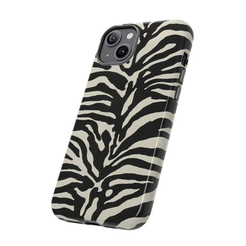 K&ouml;nnte beinhalten: Eine Handyh&uuml;lle mit Zebra-Muster in Schwarz und Wei&szlig; f&uuml;r ein iPhone.