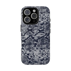 ROSALIE Schutzhülle fürs Handy in Schlangenlederoptik – trendiger Animal-Print, mädchenhaft, cool, stylisch, glamourös, exotisch, modisch und süß – die perfekte iPhone-Hülle