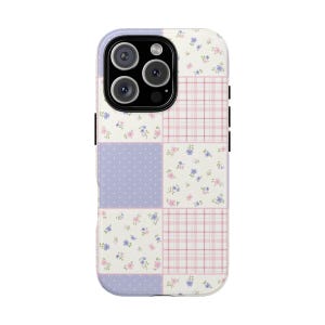 ISABEL キルトパッチワーク保護スマホケース - ヴィンテージコテージコア、ITガール、ファームハウス、プレッピーガーリーキュート＆トレンディ、コケットiPhoneカバー