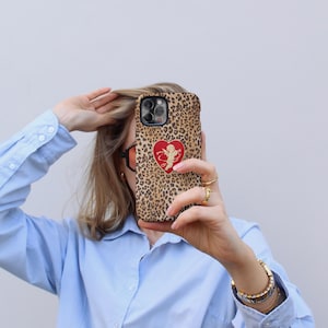 SOPHIE ヒョウ柄ハート型携帯ケース | トレンディな iPhone カバー | かわいい動物柄とスタイリッシュなデザインでイットガール、クールな女の子にぴったり