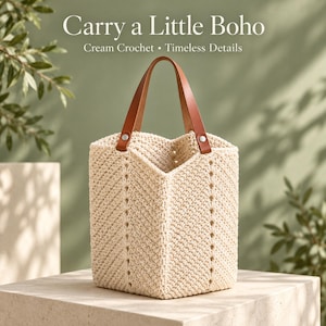 Könnte beinhalten: Eine cremefarbene Häkeltasche mit strukturiertem Zickzackmuster und zwei braunen Ledergriffen, die mit silberfarbenen Metallnieten befestigt sind. Der Text "Carry a Little Boho" und "Cream Crochet • Timeless Details" steht über der Tasche.