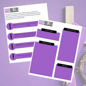 Pode incluir: Duas folhas de papel brancas com o texto "S.O.A.P Bible Study" e um modelo roxo para estudo bíblico. O modelo inclui seções para Escritura, Observação, Aplicação e Oração. O texto explica o método S.O.A.P.