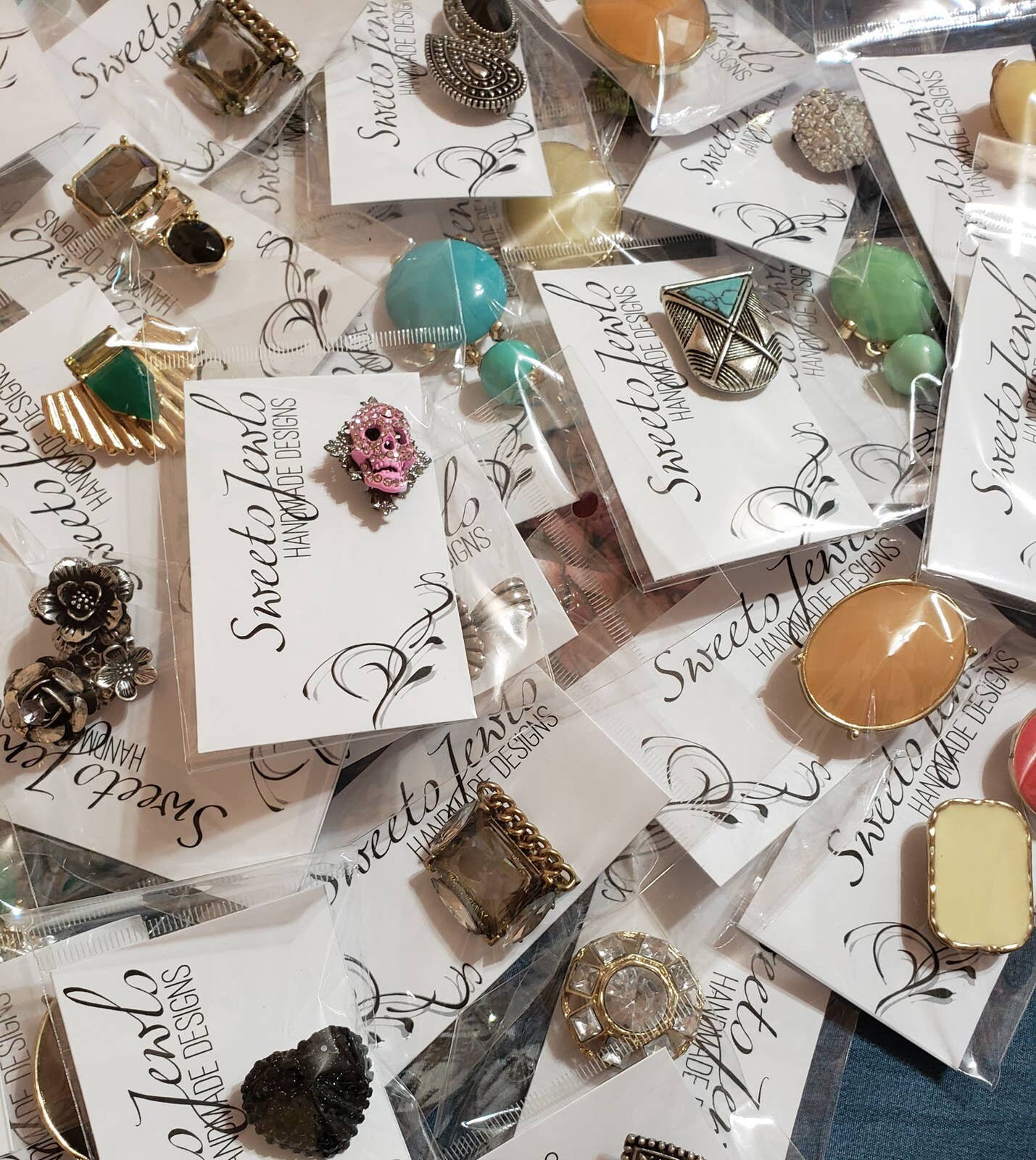 Lot De Broches Anciennes Et Vintage En Métal Doré Avec Cristaux - Bijoux Rétro