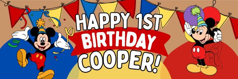 Puede incluir: Una pancarta de cumplea&ntilde;os con el texto "HAPPY 1ST BIRTHDAY COOPER!". Presenta personajes de Mickey Mouse con gorros de fiesta, pantalones cortos rojos y zapatos amarillos. El fondo incluye globos de colores y banderines, celebrando un primer cumplea&ntilde;os.