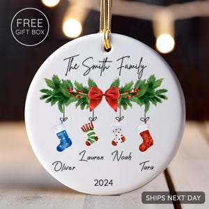 Personalisierte Familie von 4 Ornament, individuelle Familienstrumpf Ornament mit Namen und Jahr, neue Familie Weihnachtsgeschenk 2025, Keramik Andenken