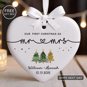 Adorno de nuestra primera Navidad como Sr. y Sra. Adorno personalizado de Navidad para el primer matrimonio 2025, Adorno de casados, Adorno de boda Regalos para Sr. y Sra.