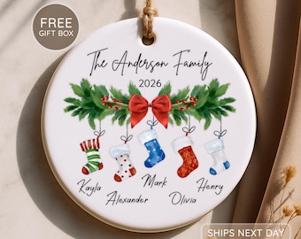 Décoration de famille personnalisée de 5 personnes, Décoration de famille personnalisée avec noms, Nouveau cadeau de Noël de famille 2026, Souvenir en céramique, Décoration de bas de Noël