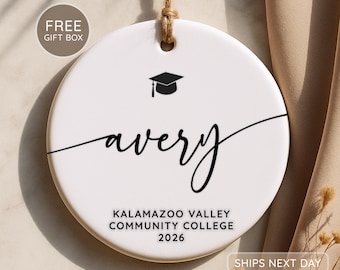 Afstudeerornament, gepersonaliseerde afgestudeerde aandenken, aangepast kerstcadeau college afgestudeerd, klasse van 2026 decoratie, cadeau middelbare school senior