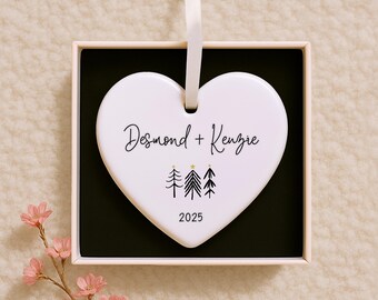 Adorno navideño personalizado de pareja 2025: Nuestra primera Navidad juntos
