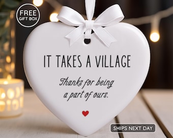 Adorno navideño "Se necesita un pueblo" - Regalo de agradecimiento 2025 - Regalo para profesor/a - Regalo para niñera - Regalo para guardería - Regalo para compañero/a de trabajo