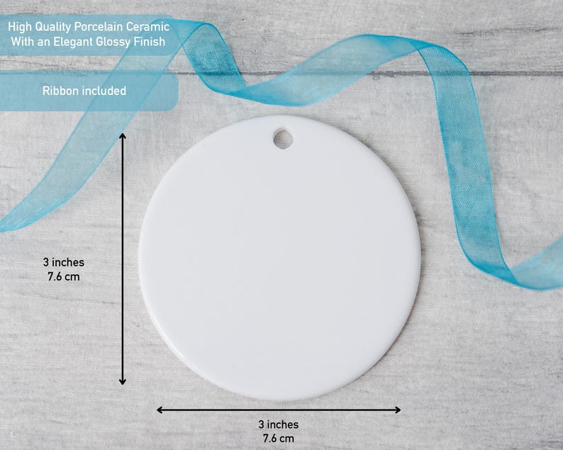 Peut inclure: Un ornement rond en c&eacute;ramique de porcelaine blanche avec une finition brillante et un petit trou en haut pour le suspendre. L'ornement mesure 7,6 cm sur 7,6 cm. Un ruban bleu clair est inclus avec l'ornement pour la pr&eacute;sentation.