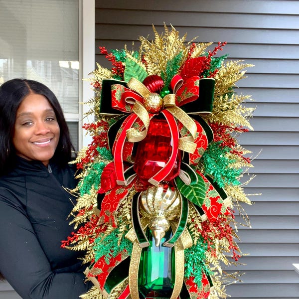 Glam Christmas Swag: Red & Green Traditional Wreath