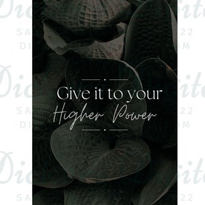 Może przedstawiać: Motywacyjny cytat "Give it to your Higher Power" wyświetlany jest na czarno-białym tle z ciemnozielonymi liśćmi.