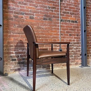 Silla &quot;Diplomat&quot; de caoba de la década de 1970 de Finn Juhl