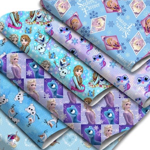 以下が含まれることがあります： アニメ映画「アナと雪の女王」のキャラクターをフィーチャーした6種類のラッピングペーパーのデザインセット。デザインには、エルサ、アナ、オラフ、スヴェン、雪の結晶、その他の冬のモチーフが含まれています。ラッピングペーパーは、微妙なグラデーション効果のある青い背景に印刷されています。
