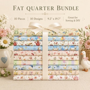 以下が含まれることがあります： Fat Quarter Bundleとラベル付けされた10枚の布の束。各サイズは23.4cm x 50cmです。布地には、アヒル、カエル、花、サクランボ、ハチなどの様々な模様がパステルカラーで描かれており、クリーム色のリボンで結ばれています。