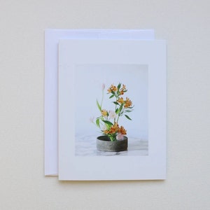 Tulp & Alstroemeria Botanische Bloem Gevouwen Wenskaart met Envelop Blanco Binnen Elke Gelegenheid Ikebana Bloemstuk