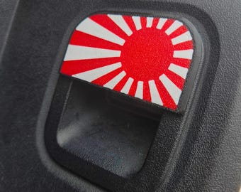 Osłona przeciwodblaskowa do 4. generacji Toyoty Tacoma (modele 2024+) - flaga Japonii | Osłona oświetlenia tablicy rejestracyjnej | Taśma VHB wstępnie zainstalowana | Toyota Tacoma Mod