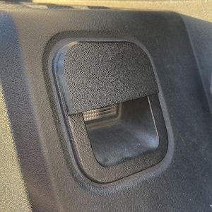Premium schitteringblokkering voor 3e generatie Tacoma (16-23) | (2x) Afdekkingen kentekenverlichting | VHB-tape vooraf geïnstalleerd | Toyota Tacoma Mod