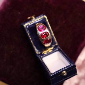 Bague trois pierres rubis cultivés en laboratoire, or jaune 14 carats, taille 8,25