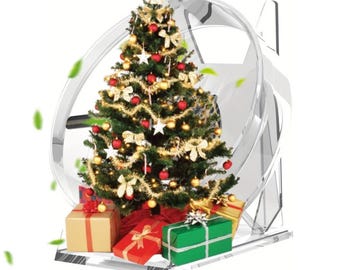 Può includere: Un albero di Natale decorato con ornamenti rossi, ghirlande dorate e stelle bianche. L'albero è circondato da regali avvolti in rosso, verde e oro, ed è racchiuso in una cornice decorativa trasparente.