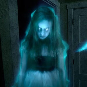 Puede incluir: Una figura fantasmal de una persona joven, brillando con un aura azul-verdosa, se encuentra en un marco de puerta. La figura tiene pelo largo y un vestido blanco, con ojos blancos brillantes. La imagen evoca una sensación de lo sobrenatural y el horror.
