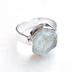 Anillo de aguamarina cruda hecho a mano: cristal de plata de ley, talla 9