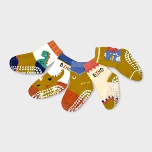 Könnte beinhalten: Vier Paar Babysocken mit Dinosaurier-Motiven. Die Socken sind gelb, blau, rot und weiß mit rutschfesten Noppen an der Unterseite.