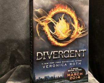 Divergent by Veronica Roth - Paperback