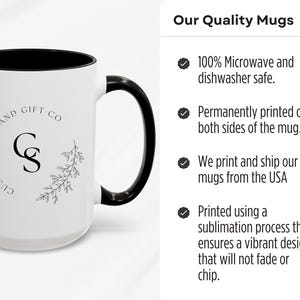 Puede incluir: Taza de cer&aacute;mica blanca con asa y borde negros. La taza tiene un dise&ntilde;o de una rama frondosa y el texto "Custom Shirt and Gift Co" en un c&iacute;rculo con la letra "S" en el centro.
