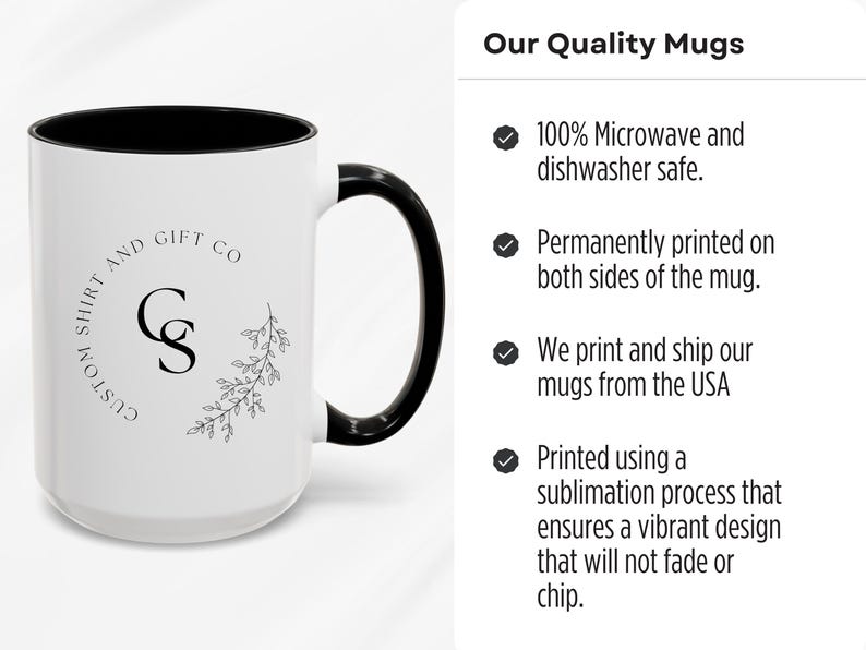 Puede incluir: Taza de cer&aacute;mica blanca con asa y borde negros. La taza tiene un dise&ntilde;o de una rama frondosa y el texto "Custom Shirt and Gift Co" en un c&iacute;rculo con la letra "S" en el centro.