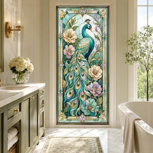 Può includere: Un pannello rettangolare per finestra in vetro colorato raffigurante un pavone centrale con piumaggio blu e verde vibrante, circondato da grandi fiori multicolori e fogliame verde, il tutto racchiuso in una cornice geometrica decorativa.