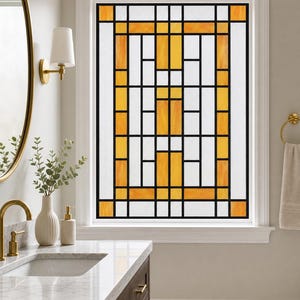 Könnte beinhalten: Eine rechteckige Fensterfolie mit einem geometrischen Gittermuster aus abwechselnd weißen und bernsteinfarbenen Glaspaneelen, die von dicken schwarzen Linien eingerahmt werden. Das Design besteht aus vertikalen und horizontalen Segmenten.