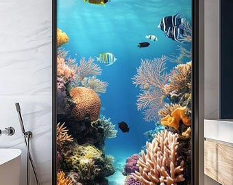 Puede incluir: Una obra de arte enmarcada que representa una escena submarina con corales y peces. La imagen muestra un océano azul con peces de rayas amarillas, negras y blancas nadando alrededor de corales naranjas, amarillos y morados. La obra está enmarcada en negro.