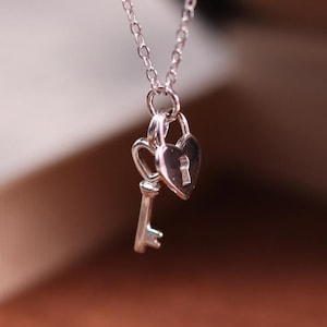 Ketting met slot en sleutel: sterlingzilveren sierlijke hanger