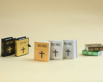 Libros de la Santa Biblia en miniatura para casa de muñecas 1:12 con páginas que se pueden abrir y leer.