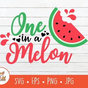 Può includere: Un cocomero rosso e verde con un morso. Il testo "One in a Melon" è scritto in rosa e verde con cuori neri.