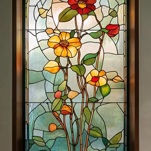 Puede incluir: Una ventana de vitrales con un diseño floral que presenta flores rojas, amarillas y naranjas con hojas verdes sobre un fondo azul.