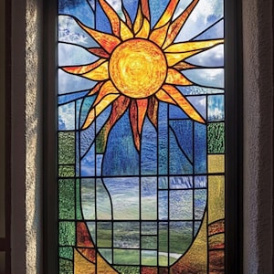 Puede incluir: Una ventana de vitrales con un gran sol estilizado en el centro. El sol es amarillo y naranja con rayos rojos. El fondo es azul con acentos verdes y marrones.