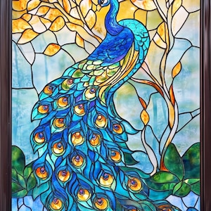 Puede incluir: Una ventana de vitral que representa un pavo real con sus plumas de la cola extendidas. El pavo real es azul, verde y amarillo, y el fondo es azul claro con una rama de árbol.