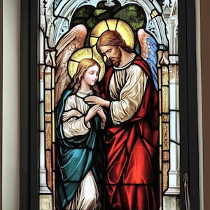 Puede incluir: Una ventana de vitrales que representa una escena de la Biblia. Un hombre con barba y cabello largo, vestido con una túnica roja, sostiene la mano de una mujer con cabello largo y suelto, vestida con una túnica azul. La mujer mira al hombre, y el hombre mira a la mujer. El fondo es una ventana de vitrales con un halo dorado alrededor de la cabeza del hombre.