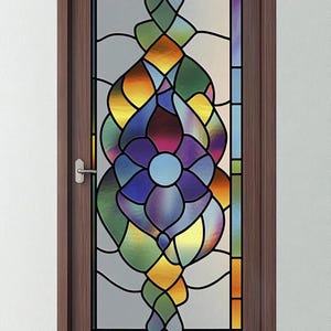 Puede incluir: Una puerta de madera con una ventana de vidrieras. La ventana presenta un diseño floral con una variedad de colores, incluyendo azul, morado, amarillo y verde. El marco de la puerta es de color marrón oscuro.