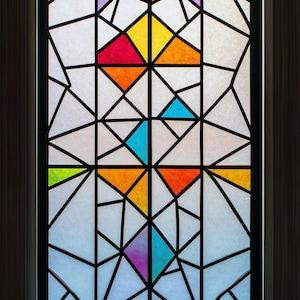 Puede incluir: Una ventana de vitrales con un diseño geométrico que presenta varios colores, incluyendo naranja, amarillo, rosa, azul, verde y morado.