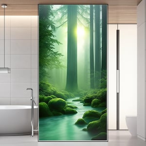 Könnte beinhalten: Ein gerahmter Kunstdruck, der eine ruhige Waldszene darstellt. Hohe, grüne Bäume dominieren den Hintergrund, mit einem Fluss, der durch moosbedeckte Felsen im Vordergrund fließt. Das Kunstwerk hat eine weiche, ätherische Qualität, wobei das Sonnenlicht durch die Bäume scheint.
